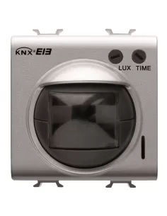 Détecteur de mouvement infrarouge Gewiss GW14756 avec interrupteur crépusculaire, module facile à installer, finition titane Cho